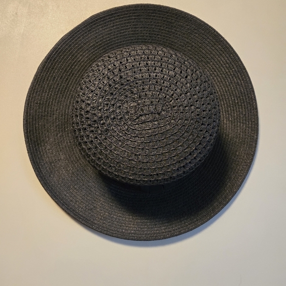 Womens Black Hat and Bow Fashion Chic and Stunning Elegance - Picture 4 of 4